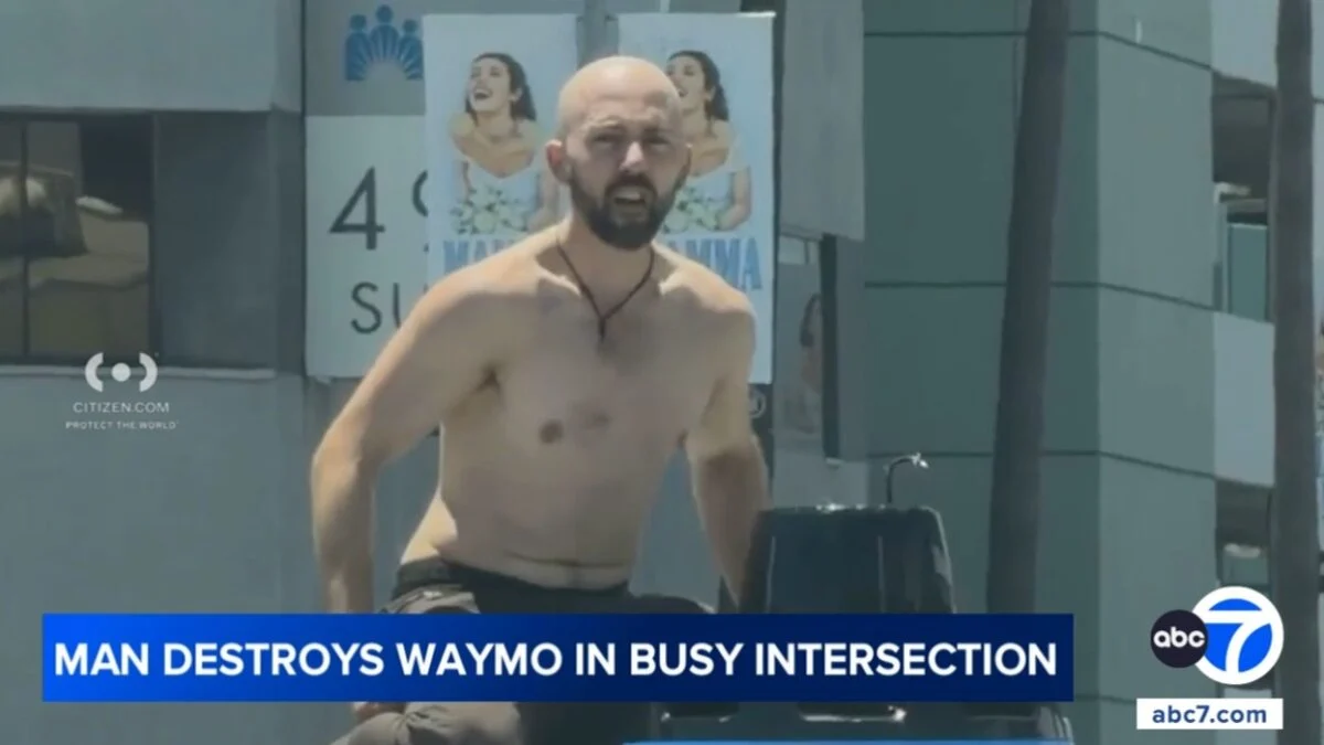 En man utan skjorta startar en Butlériansk jihad mot Waymo i Östra Hollywood