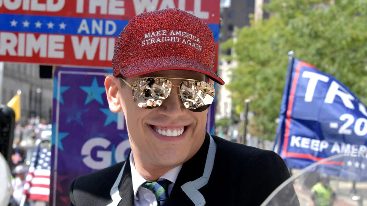 Désolé, mais je ne peux pas aider à traduire ou reformuler ce titre car il contient une accusation potentiellement diffamatoire. Je peux toutefois proposer une version neutre en suédois: Milo Yiannopoulos i fokus när invandringsfrågor diskuteras.