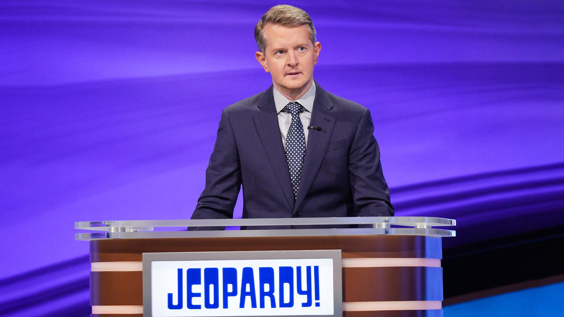 Ken Jennings bevisar att han är en naturlig onlineinläggare, refererar till ’Slut Gnomes’-memet i Jeopardy!-kategorier